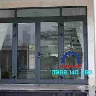 CỬA NHÔM XINGFA 4 CÁNH ĐEN XÁM CHẤT LƯỢNG GIÁ RẺ HÓC MÔN