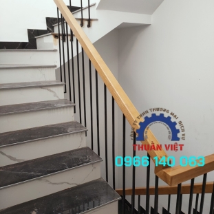 TAY VỊN CẦU THANG SẮT TAY GỖ THI CÔNG TẠI Q12 , QUẬN TÂN BÌNH , QUẬN GÒ VẤP