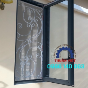 CỬA SỔ NHÔM XINGFA , BÔNG GIÓ SẮT MỸ NGHỆ UỐN VĂN HOA TẠI Q12 TPHCM