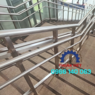 Tay vịn cầu thang inox tại quận 2 giá rẻ tại TP HCM 