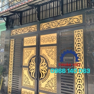 CỔNG CỬA SẮT CNC VÀNG PHỐI ĐEN SANG TRỌNG CHẤT LƯỢNG TẠI TPHCM