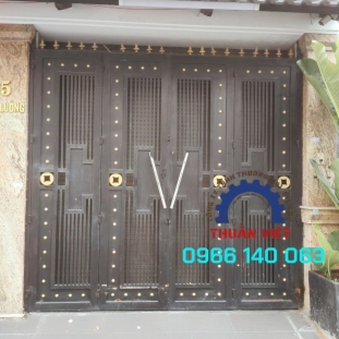 CỔNG SẮT 4 CÁNH MÀU NÂU SANG TRỌNG GÒ VẤP