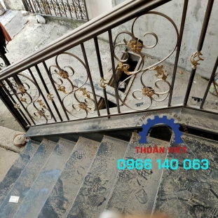CẦU THANG SẮT MỸ NGHỆ TAY VỊN GỖ TẠI Q12 TPHCM