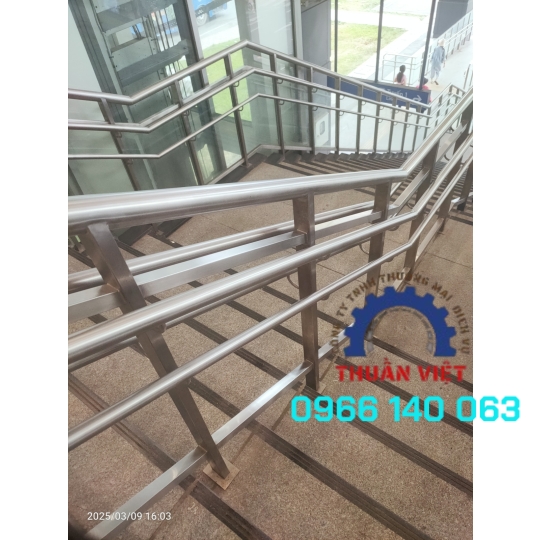 Tay vịn cầu thang inox tại quận 2 giá rẻ tại TP HCM 