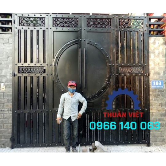 CỔNG SẮT MÀU ĐEN ĐẸP CAO CẤP HÓC MÔN MS04
