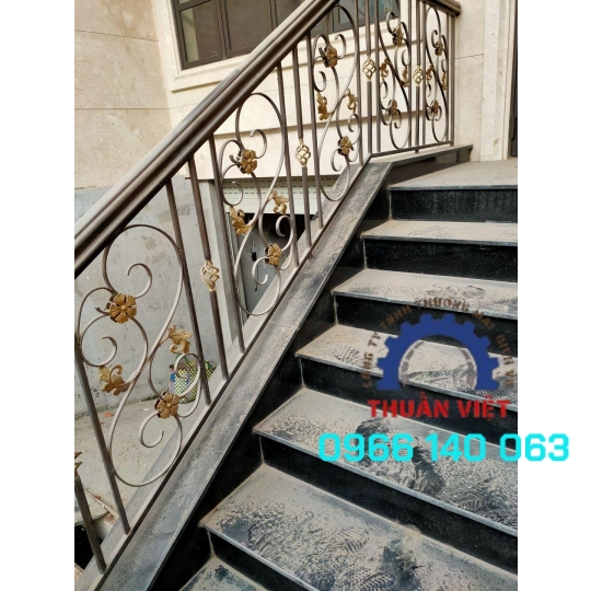 CẦU THANG SẮT MỸ NGHỆ TAY VỊN GỖ TẠI Q12 TPHCM